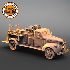 Può includere: Un modello di camion dei pompieri vintage di colore beige con un rotolo di tubo e una scala sul retro. Il camion ha un grande cassone aperto e una cabina con un parabrezza e un sedile del conducente. Il camion è fatto di plastica ed è circa in scala 1/35.