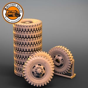 Könnte beinhalten: Ein Stapel von acht braunen Gummireifen mit einem Profil. Zwei weitere Reifen stehen rechts auf einem Ständer. Die Reifen sind für den Modellbau und sind mit "Military Scales by Trap Technology" beschriftet.