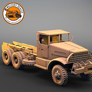 Könnte beinhalten: Ein beigefarbenes Modell eines Militärlastwagens mit einer Pritsche. Der LKW hat eine Kabine mit einer Windschutzscheibe und einem großen Kühlergrill. Der LKW steht auf einem grauen Hintergrund.