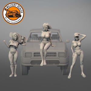 Puede incluir: Tres figuras de mujeres en varias poses, con trajes de baño, de pie cerca de una camioneta gris. Las figuras están hechas de un material gris y son detalladas.