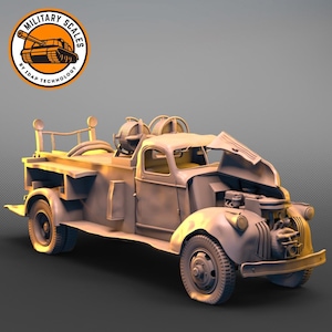 Puede incluir: Un camión de bomberos militar vintage de color beige, con el capó abierto, que revela el motor. El camión tiene un carrete de manguera y una escalera en la parte trasera.