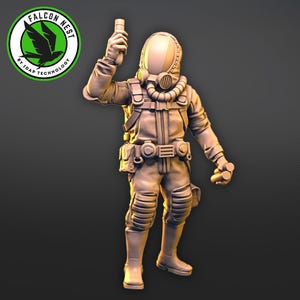 Puede incluir: Una figura detallada de una persona que lleva un traje espacial con un casco y un aparato respiratorio. La figura sostiene un objeto pequeño en una mano y un objeto más grande en la otra. La figura está pintada en un color marrón claro.