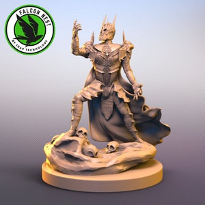 Op de afbeelding: Een gedetailleerd miniatuurbeeldje van een skeletfiguur met een harnas en een vloeiende cape, staand op een rotsachtige basis met schedels. Het beeldje is geschilderd in een lichtbruine kleur.