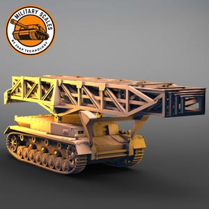 Könnte beinhalten: Ein beigefarbenes Militärfahrzeugmodell mit einer großen, rechteckigen Struktur, die sich nach oben erstreckt. Das Modell hat eine tankartige Basis mit Ketten und eine detaillierte obere Struktur. Das Logo "MILITARY SCALES" befindet sich oben links.