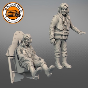 Puede incluir: Dos figuras de plástico gris de pilotos, una sentada en una cabina y la otra de pie. El piloto sentado lleva un casco y gafas, mientras que el piloto de pie lleva un casco, gafas y una chaqueta. Ambos pilotos llevan trajes de vuelo.