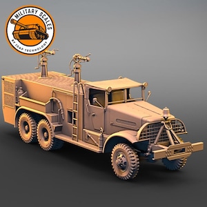 Puede incluir: Un modelo detallado de un camión de bomberos militar, pintado en color marrón claro. El camión tiene un gran tanque de agua y una escalera en el lateral. El camión está equipado con una variedad de mangueras y boquillas. El modelo está hecho por Military Scales.