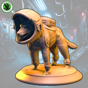 Puede incluir: Una figurita blanca y detallada de un perro con un traje espacial. El perro está de pie sobre una base redonda de color marrón claro.