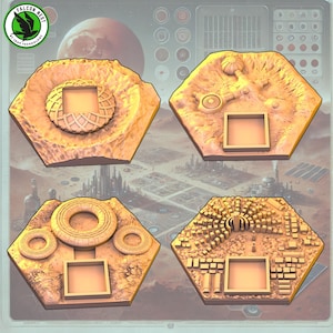 Puede incluir: Cuatro fichas hexagonales de juego con diferentes diseños de terreno. Cada ficha tiene un espacio cuadrado en el centro para colocar piezas de juego. Las fichas están hechas de un material marrón claro y tienen una superficie texturizada.