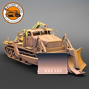 Könnte beinhalten: Ein detailliertes Modell eines militärischen Bulldozers mit einem angehobenen Arm und einer großen Schaufel. Das Modell ist aus hellbraunem Kunststoff gefertigt und hat ein realistisches Design. Das Modell ist mit "Military Scales by 1068 Technology" beschriftet.
