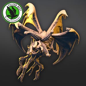 Op de afbeelding: Een gedetailleerd 3D-geprint model van een wezen met meerdere vleugels en tentakels. Het wezen is in goud geverfd en heeft een dreigende uitdrukking.