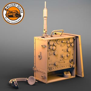 Peut inclure: Une radio militaire beige avec une longue antenne, un casque et un panneau de commande avec des boutons et des commutateurs. La radio est dans une boîte en bois avec un couvercle à charnières. La boîte a une poignée en métal et un loquet en métal.