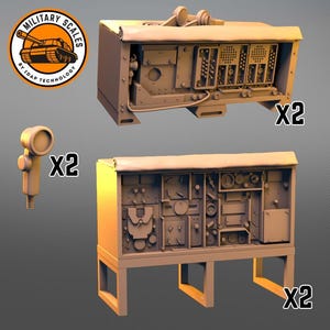 Puede incluir: Un conjunto de equipos de radio en miniatura detallados, impresos en 3D a escala. El conjunto incluye dos unidades de radio grandes con detalles intrincados y dos unidades de micrófono más pequeñas. Las unidades de radio son de color beige y tienen un aspecto realista y desgastado. Las unidades de micrófono también son de color beige y tienen un diseño sencillo.