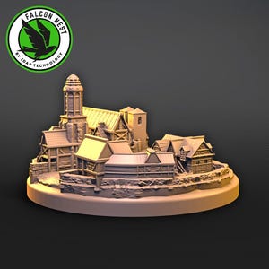 Puede incluir: Un modelo de un pueblo medieval impreso en 3D con una torre alta, varios edificios y una muralla de piedra que rodea el pueblo. El modelo está pintado en color marrón claro y se coloca sobre una base circular.