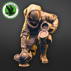 Może przedstawiać: Brązowa plastikowa figurka osoby w masce przeciwgazowej i skafandrze kosmicznym, trzymająca pojemnik z gazem. Figurka klęczy i patrzy na pojemnik.