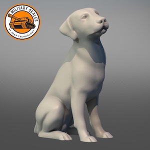Puede incluir: Una figura de Labrador Retriever gris claro en posición sentada, con la cabeza inclinada hacia arriba. La figura es lisa y detallada, con un logotipo en la esquina superior izquierda que dice "MILITARY SCALES" y "BY 3DAP TECHNOLOGY".