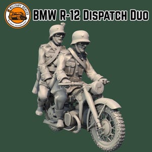 Könnte beinhalten: Ein detailliertes Modell eines BMW R-12 Dispatch Duo Motorrads mit zwei Figuren in Militäruniformen. Das Modell ist in einer neutralen Farbe gehalten und vor einem grünen Hintergrund platziert. Der Text "BMW R-12 DISPATCH DUO" ist oben zu sehen.