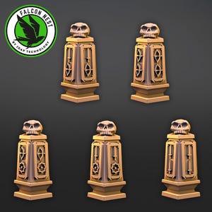 Peut inclure: Cinq piliers dorés décoratifs surmontés d'un crâne. Chaque pilier présente un design détaillé avec des motifs complexes et une base carrée.