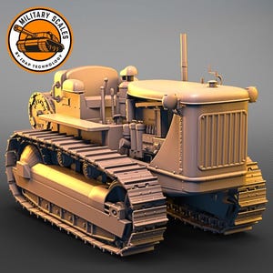 Könnte beinhalten: Ein beigefarbenes Modell eines Kettenfahrzeugs, möglicherweise ein Traktor oder Panzer, mit detaillierten Ketten und einer abgerundeten Kabine. Das Modell hat ein detailliertes Design und ist vor einem grauen Hintergrund platziert. Das Bild enthält ein rundes Logo mit dem Text "MILITARY SCALES".