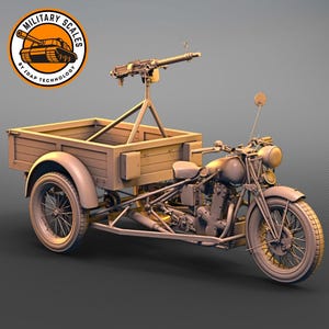 Può includere: Una motocicletta marrone con un sidecar e una mitragliatrice montata. Il sidecar ha un cassone in legno e la motocicletta ha una sella nera. La motocicletta è su uno sfondo grigio.