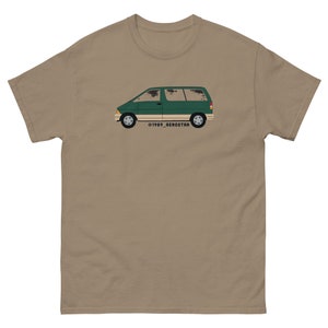 Puede incluir: Una camiseta de color beige con un gráfico de una camioneta Aerostar 1989 verde y beige.