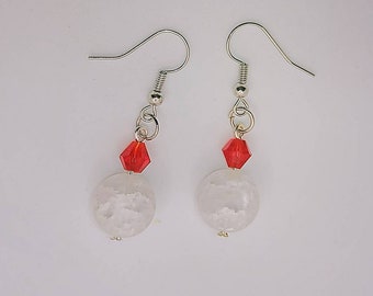 Boucles d'oreilles boule de neige en quartz craquelé et cristal de verre rouge sur le thème des fêtes - Bijoux de Noël festifs