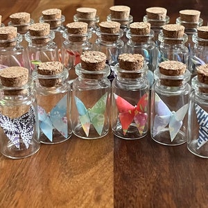24 gru, conigli o farfalle di carta origami minuscoli misti in bottiglia di vetro con tappo in sughero per inviti di nozze personalizzati o per ricordare la data