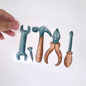 Könnte beinhalten: Fünf Cartoon-Werkzeuge mit lächelnden Gesichtern. Ein Schraubenschlüssel, ein Hammer, eine Zange, eine Schraube und ein Schraubendreher. Die Werkzeuge sind in einem skurrilen Stil mit blauen und braunen Farben gezeichnet.