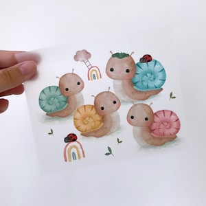 Könnte beinhalten: Aquarellillustration mit fünf Cartoon-Schnecken mit bunten Gehäusen in Türkis, Gelb und Rosa. Jede Schnecke hat ein lächelndes Gesicht und ist von kleinen Regenbogen, einer Wolke und einem Marienkäfer umgeben.