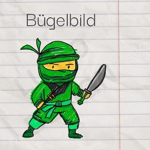 Op de afbeelding: Een groene ninja-stripfiguur met een zwarte riem en een zilveren zwaard, tegen een achtergrond van gelijnd papier. De afbeelding bevat het Duitse woord "Bügelbild" bovenaan.