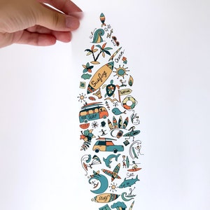 Può includere: Un'illustrazione colorata di una tavola da surf con vari elementi a tema spiaggia e oceano, tra cui palme, onde, un sole, una tartaruga, un pesce, un salvagente, una tavola da surf, un furgone, un'auto, uno squalo, un delfino, un gabbiano e le parole "surf", "surf", "oceano" e "mare".