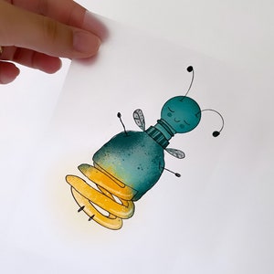 Könnte beinhalten: Eine handgezeichnete Illustration einer Glühbirne mit einem niedlichen Comic-Gesicht und Flügeln. Die Glühbirne ist grün und gelb und hat eine Spiralform.