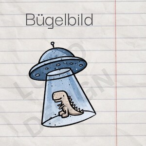 Könnte beinhalten: Eine Illustration zeigt einen Cartoon-Dinosaurier in einem blauen Lichtstrahl, der von einem grauen UFO ausgeht. Das UFO hat kleine, ovale Fenster. Der deutsche Text "Bügelbild" deutet auf einen Bügeltransfer hin.
