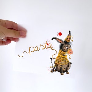 Peut inclure: Un âne de dessin animé est attaché avec des pâtes jaunes, avec le mot "pasta" écrit dans le même style que les pâtes. Des éclaboussures rouges sont en arrière-plan.