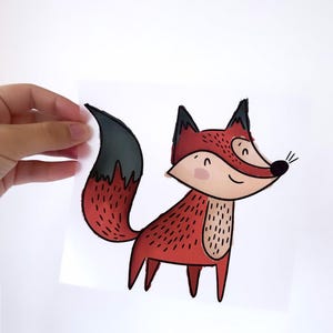 Könnte beinhalten: Ein roter Fuchs mit einem schwarz-gespitzten Schwanz, schwarzen Augen und einer rosa Nase. Der Fuchs ist im Cartoon-Stil mit einem einfachen, verspielten Design gezeichnet.