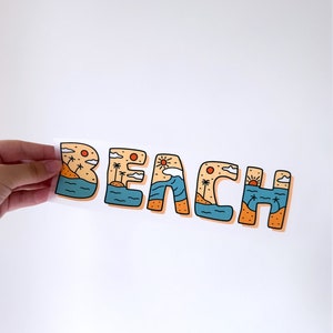Può includere: Un adesivo con la parola "BEACH" in lettere colorate. Ogni lettera è riempita con una scena di spiaggia, tra cui palme, onde e un sole.