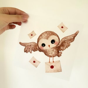 Può includere: Illustrazione ad acquerello di un gufo marrone con grandi occhi neri e ali spiegate. Il gufo è appollaiato su una pila di buste, con altre buste che fluttuano intorno. Ogni busta ha un sigillo di cera rosso.