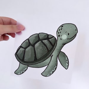 Op de afbeelding: Een handgetekend ontwerp van een groene zeeschildpad met een lichtgroene schild en een witte vlek op zijn kop.