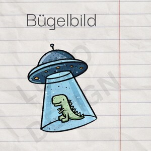 Könnte beinhalten: Eine Illustration, die einen grünen Dinosaurier in einem blauen Lichtstrahl zeigt, der von einem blauen UFO angehoben wird. Der Text "Bügelbild" deutet auf ein Bügelbild-Design hin.