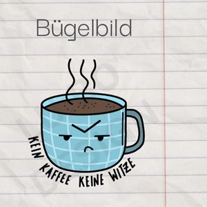 Può includere: Una tazza da caffè azzurra con un volto arrabbiato e vapore che sale dalla parte superiore. La tazza ha un motivo a griglia e le parole "KEIN KAFFEE KEINE WITZE" sono stampate sul lato. La parola "Bügelbild" è in alto.