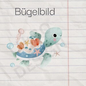 Op de afbeelding: Een grillige illustratie van een zeeschildpad met een blauw-wit schild, versierd met zeesterren en koraal. De schildpad zwemt te midden van bellen en een kwal. De Duitse tekst "Bügelbild" staat bovenaan.