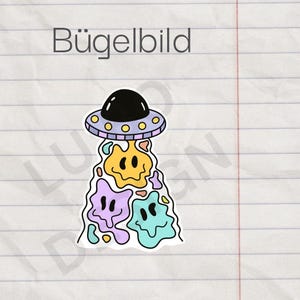 Könnte beinhalten: Ein farbenfrohes Bügelbild mit einem Cartoon-UFO. Das UFO hat eine schwarze Kuppel und einen lila-gelben Ring. Darunter befinden sich drei lächelnde Gesichter in Gelb, Lila und Türkis. Das Wort "Bügelbild" steht oben.
