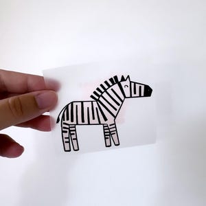 Könnte beinhalten: Eine Schwarz-Weiß-Illustration eines Zebras auf weißem Hintergrund.