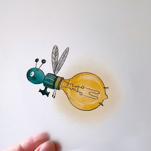 Può includere: Un'illustrazione dipinta a mano di un insetto dei cartoni animati con un corpo a forma di lampadina. L'insetto è verde e blu con un corpo di lampadina giallo e ali grigie.