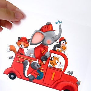 Può includere: Un camion dei pompieri rosso con il numero "1" sul lato. Un elefante, una volpe, un pinguino, una puzzola, un topo e un riccio sono a bordo del camion. L'elefante indossa un cappello da pompiere.