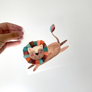 Peut inclure: Une illustration aquarelle d'un lion de dessin animé avec une crinière colorée. Le lion est brun avec un visage brun clair et sourit. Le lion saute en l'air avec sa queue enroulée.