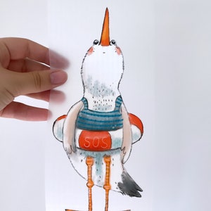 Könnte beinhalten: Eine Cartoon-Illustration einer Möwe, die eine blau-weiß gestreifte Schwimmweste und einen orangefarbenen Rettungsring mit dem Wort "SOS" trägt. Die Möwe hat einen langen orangefarbenen Schnabel und schaut nach oben.