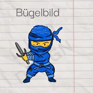 Könnte beinhalten: Eine blaue Ninja-Cartoon-Illustration, die eine silberne Waffe hält. Der Ninja trägt eine blaue Kopfbedeckung und einen blauen Anzug mit einem gelben Gesicht. Das Wort "Bügelbild" steht oben im Bild.