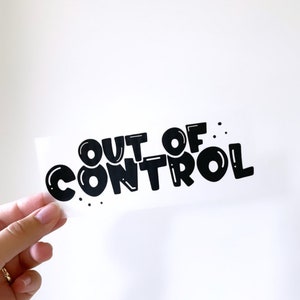 Könnte beinhalten: Ein weißer Aufkleber mit schwarzem Text, der "OUT OF CONTROL" in einer Blasenschrift lautet.