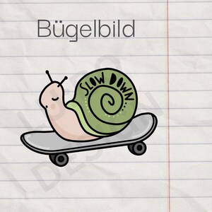 Può includere: Illustrazione di un cartone animato di una lumaca su uno skateboard. La lumaca ha un corpo rosa chiaro e un guscio verde con le parole "SLOW DOWN" in un cerchio. Lo skateboard è grigio, su carta a righe.