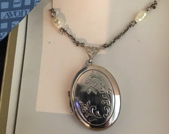avon vintage locket necklace